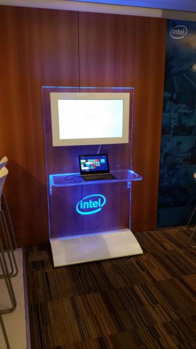 Intel - Show Rom - Totem-Cadeira 3D